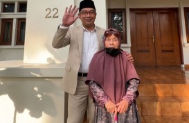 Hari Ibu, Ridwan Kamil Punya Cara Unik Bahagiakan Ibu Kandung