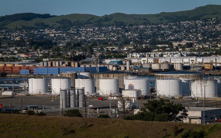 Tempat penyimpanan minyak di Pelabuhan Richmond in Richmond, California -  Bloomberg / David Paul Morris
