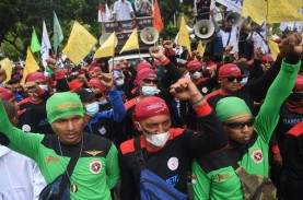 Viral Video Para Buruh Duduki Kantor Gubernur Banten,…