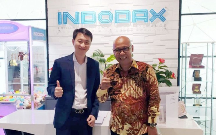 Chief Executive Officer  INDODAX Oscar Darmawan berfoto bersama Direktur Utama PT Kliring Berjangka Indonesia (Persero) Fajar Wibhiyadi. - Istimewa