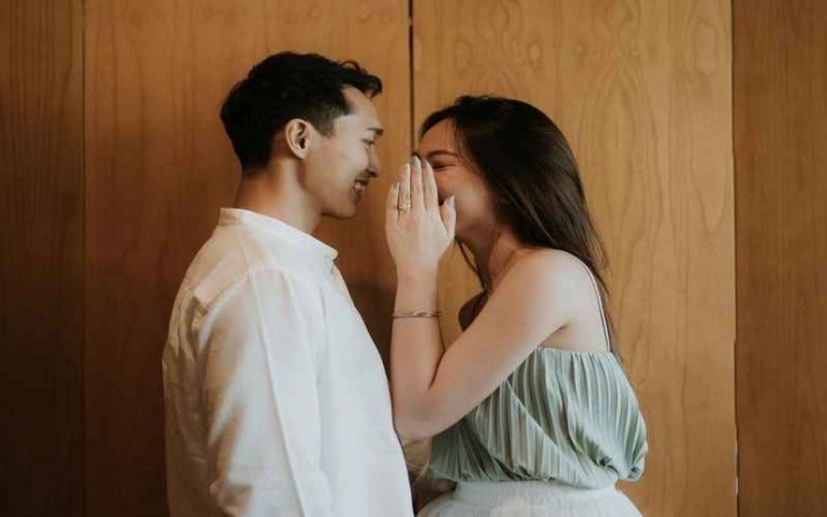 Jonatan Christie dan Sania Junianatha resmi bertunangan pada Minggu (26/12 - 2021). 