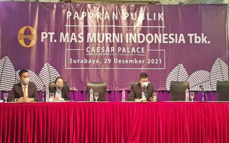 Direktur MAMI Peterjanto Suharjono (paling kanan) saat menggelar paparan publik di Surabaya, Rabu (29/12 - 2021). Bisnis/Peni Widarti
