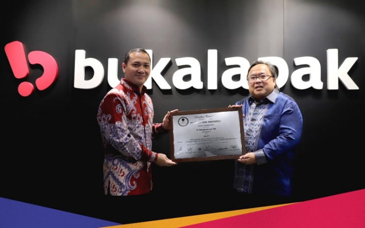 Direktur Utama PT Bukalapak.com Tbk. (BUKA) Rachmat Kaimuddin dan Komisaris Utama Bukalapak Bambang P.S. Brodjonegoro menunjukkan sertifikat pencatatan saham di Bursa Efek Indonesia, Jumat (6/8/2021) - Istimewa