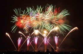 7 Tradisi Unik Perayaan Tahun Baru, Ada yang Lempar…