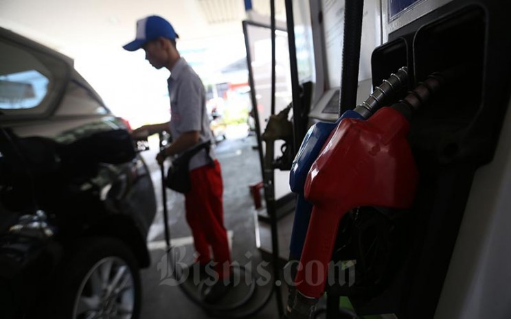 Petugas melakukan pengisian bahan bakar minyak (BBM) di salah satu SPBU yang ada di Jakarta, Senin (31/9).  - Bisnis/Nurul Hidayat