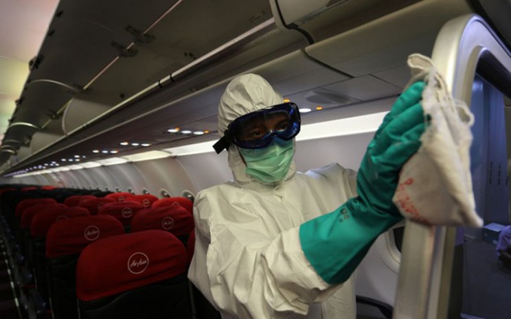 AirAsia Indonesia secara rutin melakukan disinfeksi pesawat untuk mencegah penyebaran virus Corona. - Dok. Istimewa
