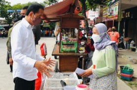 Jokowi Beri Bantuan Uang Tunai dan Sembako ke PKL…