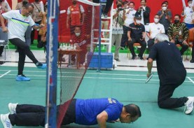 Momen Kocak Menteri PUPR Menang Pertandingan Badminton…