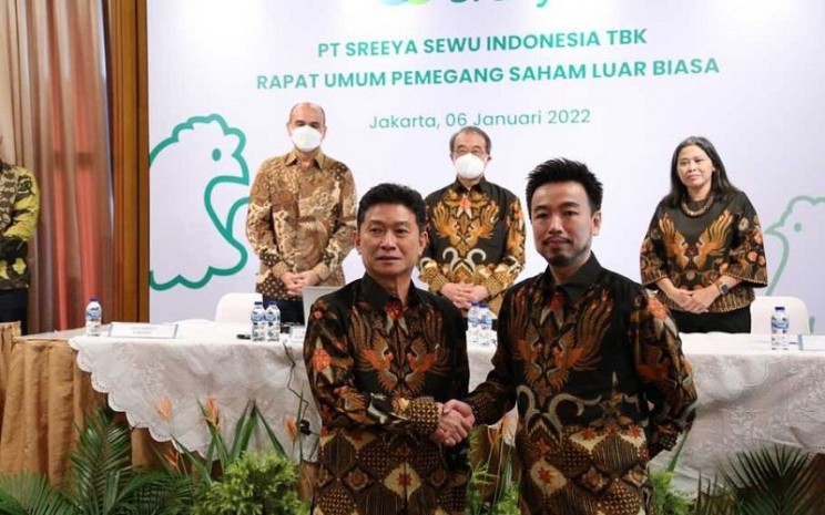 PT Sreeya Sewu Indonesia Tbk (SIPD) mengangkat Sungkono Sadikin (kiri) sebagai nakhoda baru dari perseroan menggantikan Tommy Wattemena Widjaja (kanan) yang ditunjuk menjadi Presiden Direktur Group Great Giant Foods, Kamis 6 Januari 2022 - Istimewa.