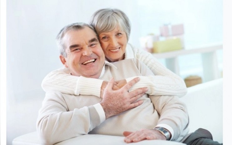 Suami istri yang tengah lanjut usia hidup bahagia dengan menjaga keharmonisan dan berbagi waktu bersama - Freepik 