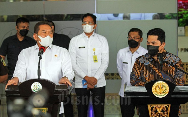 Menteri BUMN Erick Thohir (kanan) dan Jaksa Agung ST Burhanuddin (kiri) memberikan keterangan seusai pertemuan di gedung Kejaksaan Agung, Jakarta, Selasa (11/1/2022).. Bisnis - Arief Hermawan P