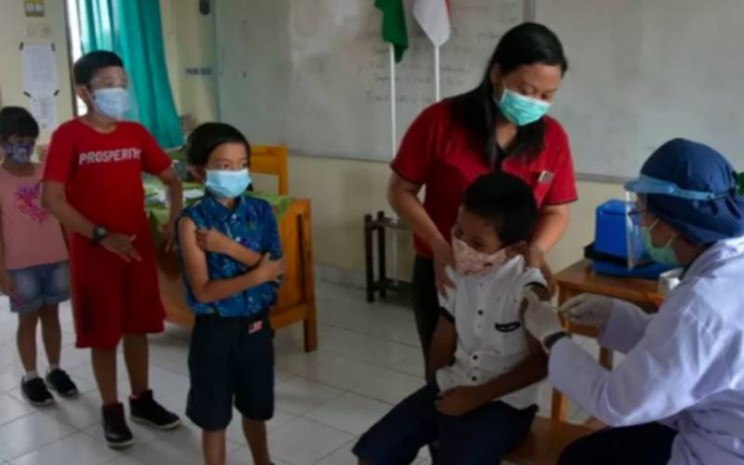 Ilustrasi - Petugas kesehatan saat melakukan vaksinasi tetanus difteri (Td) kepada siswa kelas II di SD Saraswati 6 Denpasar, Bali, Kamis (5/11/2020). - Antara/Nyoman Hendra Wibowo