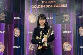 IU Tampil Modis di Gelaran Golden Disc Awards 2022