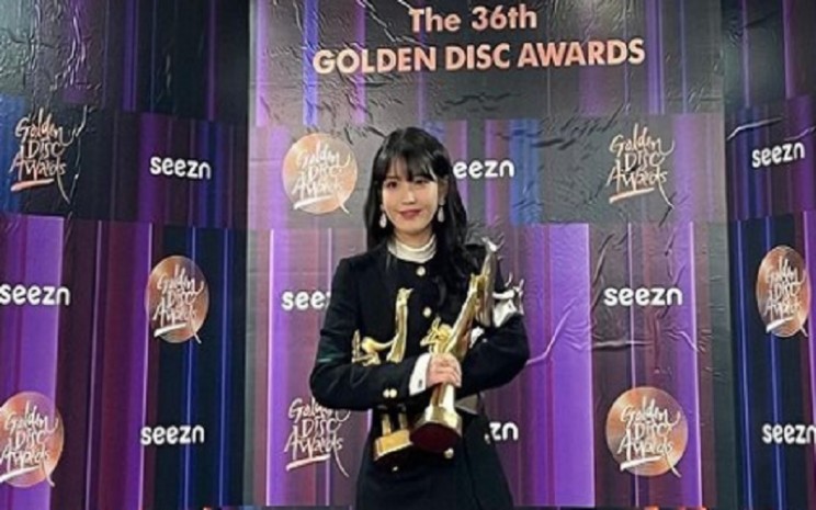 Penyanyi dan penulis lagu berkebangsaan Korea Selatan, Lee Ji-eun (IU) tampil modisl di acara penghargaan Golden Disc Awards 2022. - Instagram @dlwlrma
