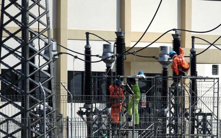 Teknisi PT PLN (Persero) melakukan pengerjaan pemeliharaan jaringan listrik di Gardu Induk 150KV GIS Gedebage, Bandung, Jawa Barat, Rabu (13/5/2020). Bisnis - Rachman