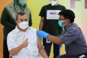 Bersama Lansia, Gubernur Riau Terima Vaksin Booster