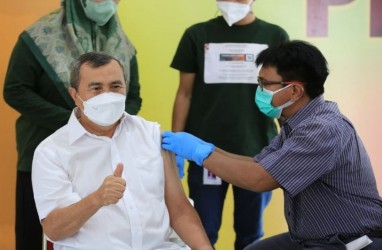 Bersama Lansia, Gubernur Riau Terima Vaksin Booster