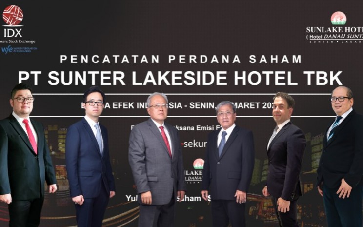 Foto bersama para direksi PT Sunter Lakeside Hotel Tbk (SNLK) dalam seremoni pencatatan saham perdana di Bursa Efek Indonesia. - Istimewa
