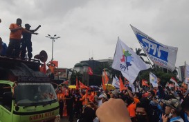 Ribuan Buruh Demo Geruduk DPR Desak Setop Bahas UU Cipta Kerja