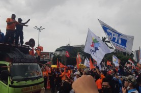Aksi Demo Buruh di DPR, Indonesia Raya hingga Halo-Halo…