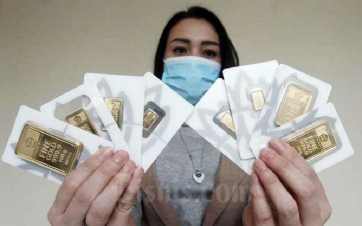 Karyawan menunjukan replika emas logam mulia di Butik Antam, Jakarta, Selasa (8/9/2020). Harga emas PT Aneka Tambang Tbk. pada hari perdagangan Selasa (8/9 - 2020) menurun dibandingkan dengan perdagangan hari sebelumnya. Bisnis / Himawan L Nugraha
