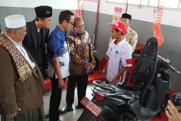 GM PT Astra Honda Motor (HM) Ahmad Muhibbuddin di Bengkel Praktik SMK Jaya Buana, Tangerang, SAbtu (22/6/2019).  - AHM