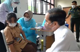 Jokowi Larang Sekolah Minta Orang Tua Teken Surat Tanggung Risiko Vaksin Anak