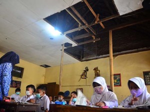 Siswa di Kudus Jawa Tengah Terpaksa Belajar di Sekolah Rusak