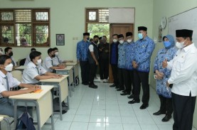 Uu Ruzhanul Tinjau PTM 100 Persen di Kota Bekasi