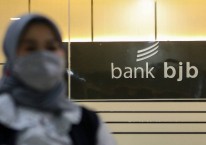 Nasabah melintasi logo Bank BJB di Jakarta, Rabu (4/8/2021)./Bisnis - Eusebio Chrysnamurti