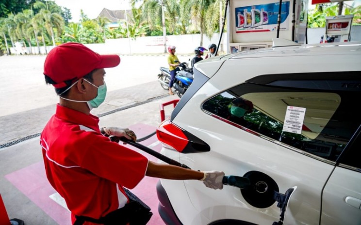 Petugas SPBU di Kota Palembang mengisi BBM kendaraan.  - Pertamina