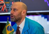 Seorang trader mengamati pergerakan saham di New York Stock Exchange (NYSE) di New York, AS, Kamis (12/3/2020)./Bloomberg-Michael Nagle