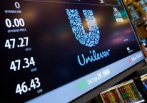 Layar monitor memperlihatkan pergerakan saham Unilever NV di NYSE, New York, AS./Bloomberg-Michael Nagle