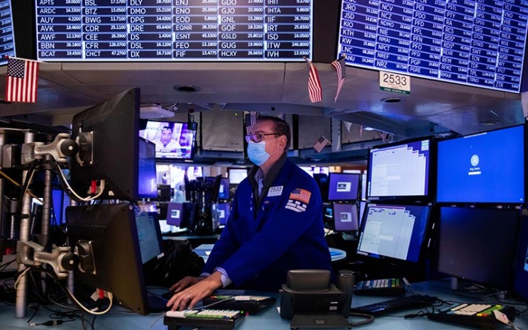 Pekerja berada di lantai Bursa Efek New York (NYSE) di New York, AS, Senin (3/1/2021). Bloomberg - Michael Nagle