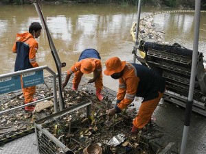 Pembersihan Sampah di Kali Dengan Kapal Sea Cleaning Conveyor