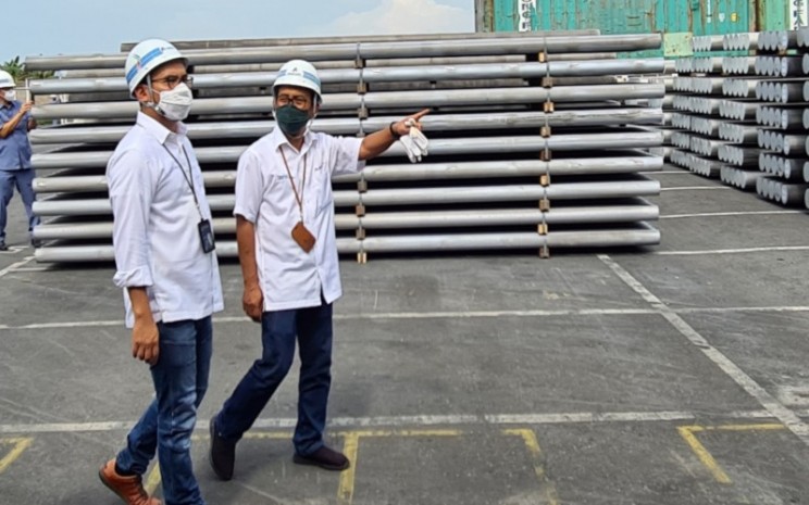 Direktur Operasi dan Portofolio Danny Praditya (kiri) saat berkunjung ke pabrik peleburan aluminium INALUM di Kuala Tanjung, Kabupaten Batubara, Sumatera Utara. Tahun 2021 INALUM mencatat kinerja produksi aluminium sebesar 243 ribu ton dan penjualan sebesar 218 ribu ton.