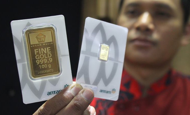 Pramuniaga menunjukkan emas batangan PT Aneka Tambang Tbk (ANTM) di sebuah gerai emas di Malang, Jawa Timur, Senin (6/1/2020). -  ANTARA / Ari Bowo Sucipto