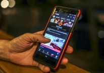 Seorang warga menonton video di YouTube melalui smartphone di Mumbai, India, Sabtu (15/2/2020)./Bloomberg-Dhiraj Singh\\r\\n