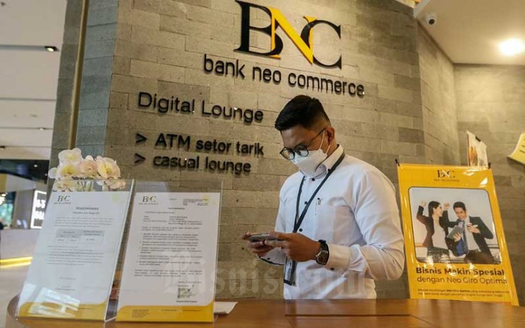 Karyawan beraktivitas di salah satu kantor cabang Bank Neo Commerce di Jakarta, Rabu (5/1/2022). Bisnis - Eusebio Chrysnamurti