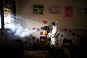 Cegah Penyebaran Covid-19 Varian Omricon, Gedung Sekolah di Jakarta Disemprot Disinfektan