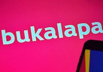 Warga menggunakan aplikasi Bukalapak di Jakarta, Selasa (18/1/2022). Bisnis/Fanny Kusumawardhani