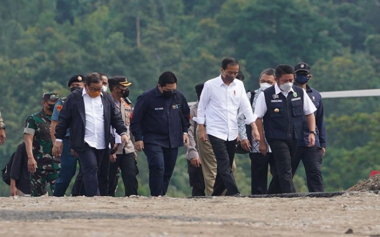 Menteri BUMN Erick Thohir saat mendampingi Presiden Joko Widodo melakukan groundbreaking proyek gasifikasi batu bara di Kabupaten Muara Enim, Sumatera Selatan, Senin (24/1/2022) - Dok.BUMN