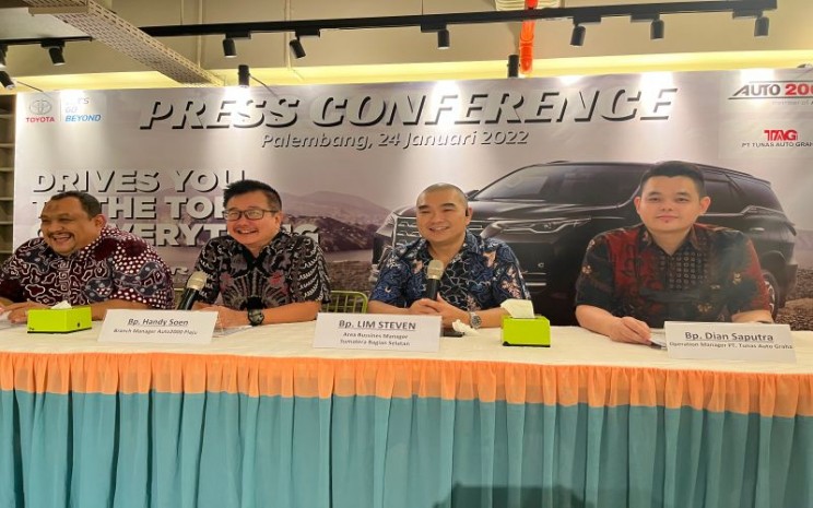 Area Business Manager Auto2000 Sumatra Bagian Selatan Lim Steven (kedua dari kanan) bersama kepala cabang Auto2000 dan Tunas Auto Graha di Sumsel memberikan penjelasan kepada wartawan saat peluncuran New Fortuner 2.8, Senin (24/1).  - Bisnis/Dinda Wulandari