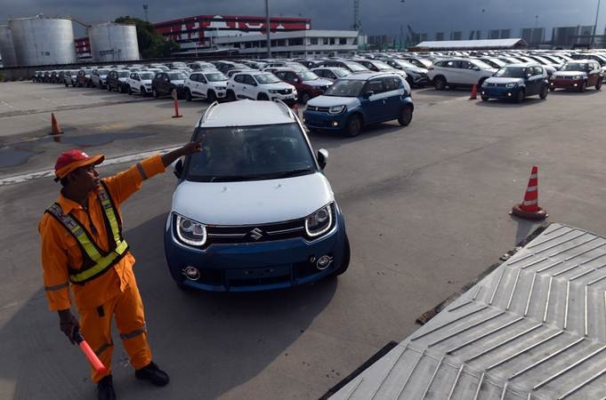 Petugas mengatur alur mobil-mobil yang siap diekspor di Dermaga PT Indonesia Kendaraan Terminal, Jakarta, Selasa (12/2/2019). - ANTARA/Akbar Nugroho Gumay