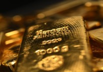 Harga emas semakin dekat ke US$2.000 dan harga saham emiten emas membuntuti. (Bloomberg)