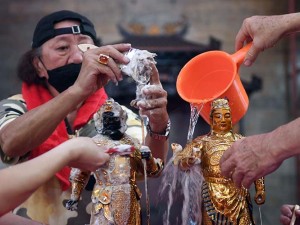 Jelang Perayaan Imlek, Vihara Mulai Melakukan Ritual Penyucian Patung Dewa