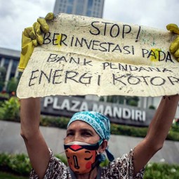 Aktivis Jeda Untuk Iklim Gelar Aksi Bersih-Bersih Energi Kotor Dari Batubara