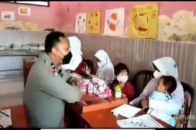 Viral Video Bocah Yatim Bersekolah Sambil Mengasuh…