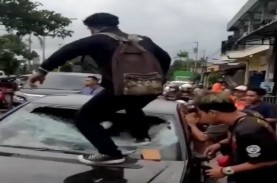 Video Massa Rusak Mobil Mercy dan Aniaya Pengemudinya…