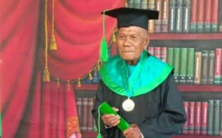 Kisah inspiratif kakek La Ode meraih gelar S1 kembali viral di media sosial - muhammdiyah.id